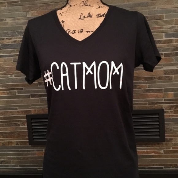 HOST PICK - #CatMom Tee - Picture 1 of 2